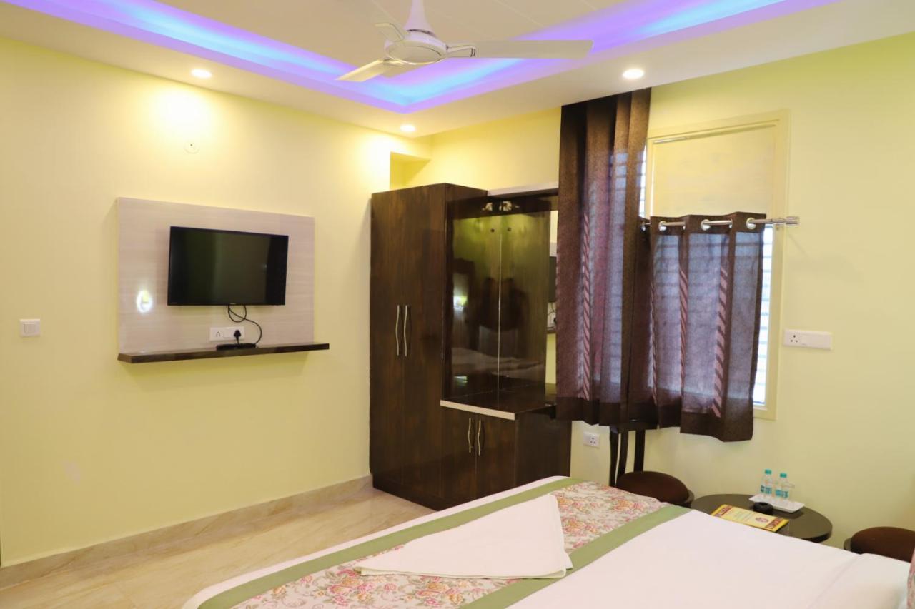 Airport Hotel Shivaka Inn ニューデリー エクステリア 写真