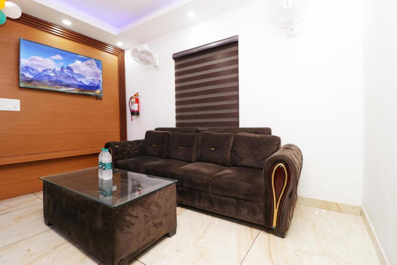 Airport Hotel Shivaka Inn ニューデリー エクステリア 写真
