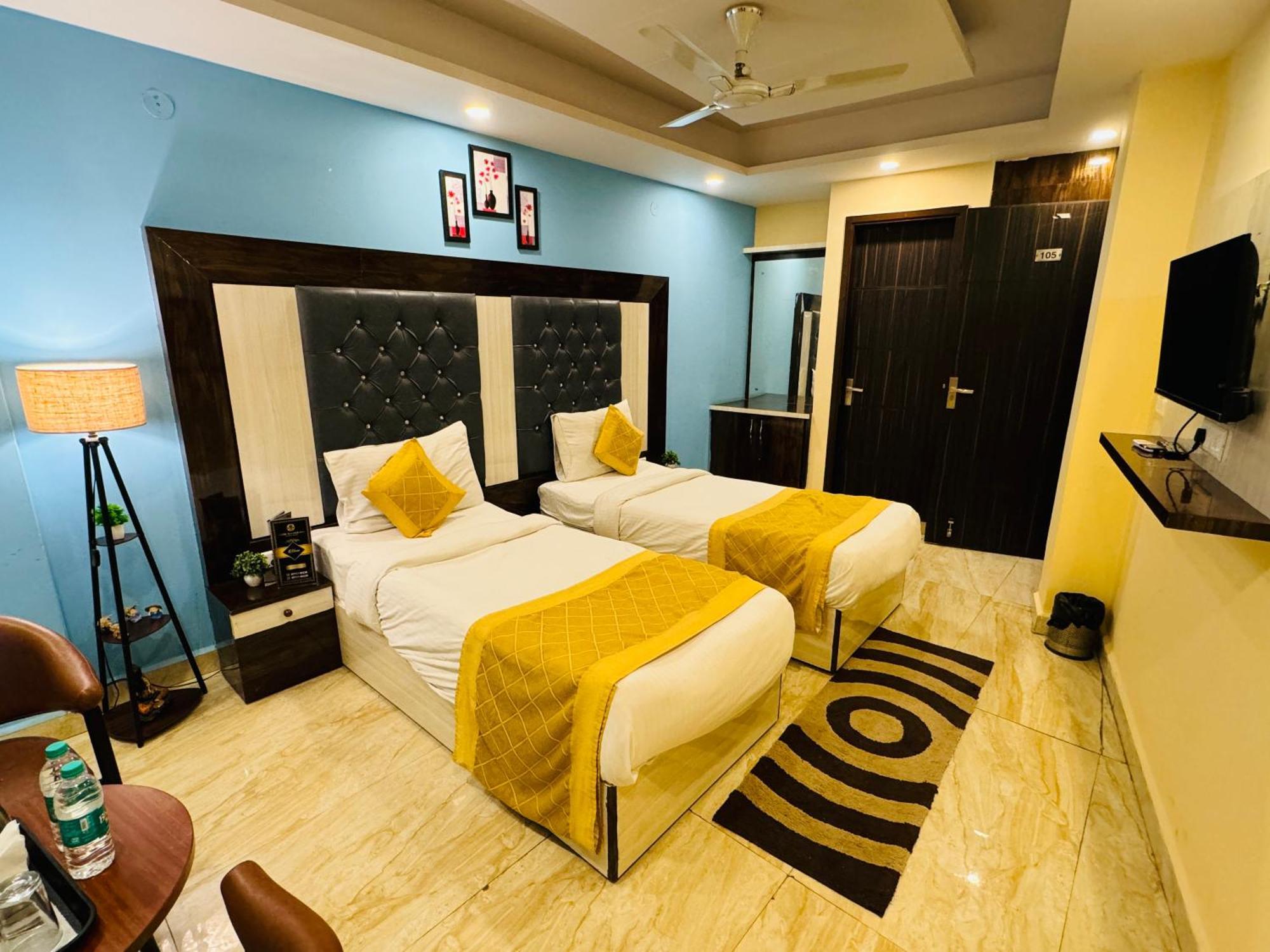 Airport Hotel Shivaka Inn ニューデリー エクステリア 写真